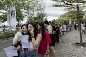 Taylor Swift celebra ante 60.000 espectadores su primer concierto en Singapur