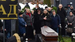 Funeral de Navalni agua la campaña de reelección de Putin