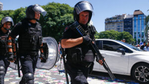 Policía argentina allana casas del ‘bróker’ de Alberto Fernández por escándalo de seguros
