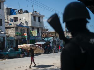 Hedor a muerte, tiroteos, saqueos y más secuestros en una nueva jornada en Haití