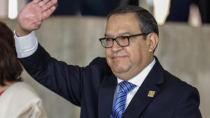 Renuncia primer ministro de Perú tras escándalo de corrupción