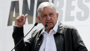 Activistas de Ayotzinapa avisan a López Obrador que intensificarán sus protestas