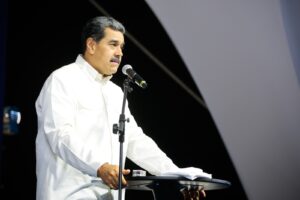 Maduro anuncia un plan para bajar impuestos a las iglesias y entregarles más equipamiento