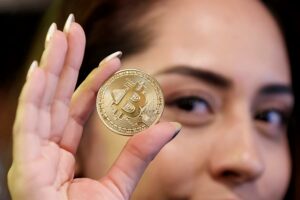 Bitcoin alcanza un nuevo máximo y se acerca a los 73.000 dólares