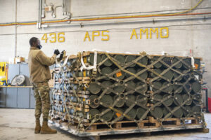 EE.UU. anuncia un paquete de ayuda militar de 300 millones de dólares para Ucrania