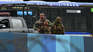 Se entrega el hombre armado que secuestró un autobús en Río de Janeiro