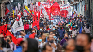 Ecuatorianos toman las calles en contra de las reformas de Noboa