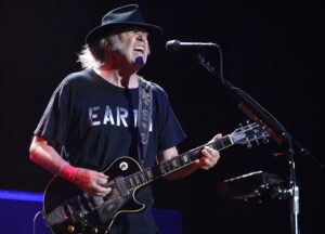 Neil Young vuelve a Spotify tras un boicot de dos años por acoger el pódcast de Joe Rogan