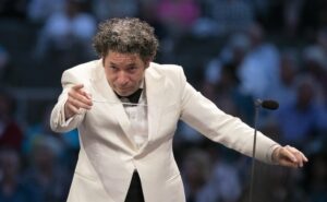 Gustavo Dudamel inicia en mayo en Barcelona gira europea con la Filarmónica de Los Ángeles