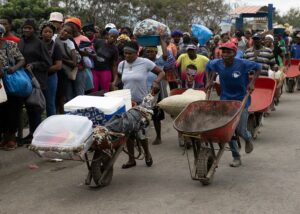 Mercado fronterizo con República Dominicana, solución de los haitianos para abastecerse