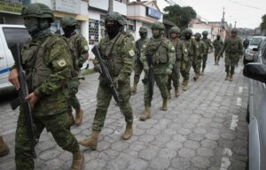 Noboa asegura que los grupos «terroristas» serán «enterrados» en las urnas en Ecuador