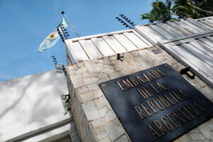 Argentina negocia salvoconductos para los dirigentes de oposición  asilados en su embajada en Caracas