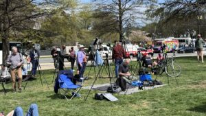Miles de personas contemplan en Washington cómo el eclipse deja la ciudad en crepúsculo