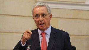 Fiscalía colombiana llevará a juicio a Uribe por soborno de testigos y fraude procesal