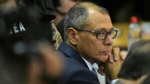 Glas sale del hospital y vuelve a cárcel de máxima seguridad de Ecuador