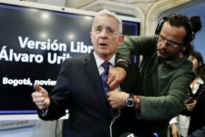 Senador relacionado al caso Uribe califica como «justa» la decisión de llamado a juicio