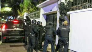 Casa Blanca condena el asalto de Ecuador a la embajada mexicana tras revisar los videos