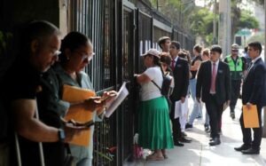 Peruanos piden explicaciones en la Embajada de México por nuevas visas para viajar al país