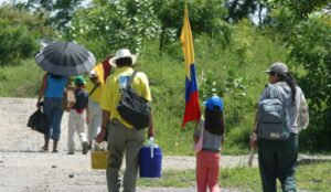 Más de 2.300 desplazados y confinados por choques entre grupos en el suroeste de Colombia
