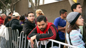 Venezolanos protestan ante su embajada en Lima por «obstáculos impuestos» para poder votar
