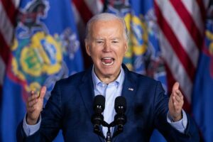 Biden reivindica sus raíces obreras en Pensilvania y ataca al «multimillonario» Trump