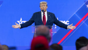 Directivo de medios de EEUU dice que favoreció a Trump para ayudarlo en su campaña de 2016