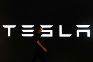 Beneficios netos de Tesla cayeron un 55 % en el primer trimestre del año