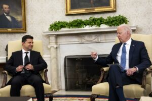 Zelenski agradece a Biden el paquete de ayuda a Ucrania de 61.000 millones de dólares
