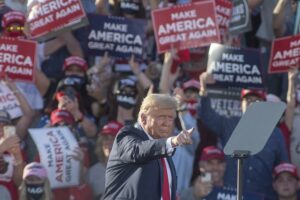 Varios aliados de Trump, acusados en una investigación sobre elecciones de 2020 en Arizona