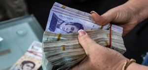 El bolívar  cae el 1,67 % frente al dólar en los primeros cuatro meses del año