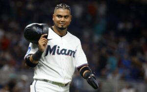 Luis Arráez cambia los Marlins por los Padres