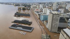 Aeropuerto de Porto Alegre puede seguir cerrado hasta fin de mes por las inundaciones