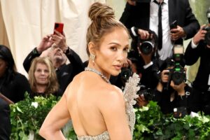 Bad Bunny, JLO, Chris Hemsworth y Elsa Pataky abren la alfombra verde de la Met Gala