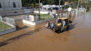Un asilo de ancianos espera por víveres ante la subida del agua en Porto Alegre