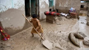 Más de 300 muertos por inundaciones repentinas en el norte de Afganistán