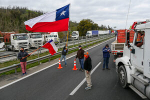 Camioneros chilenos inician paro y piden expulsión de extranjeros con antecedentes