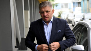 Eslovacos esperan la recuperación de Fico, que sigue grave tras sufrir heridas de bala