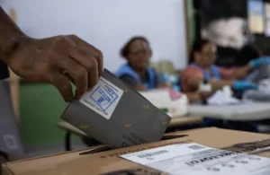 Cierran las urnas en República Dominicana con Abinader como favorito para la reelección