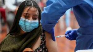Ecuador retomará la vacunación contra la covid-19 para poblaciones vulnerables y de riesgo