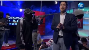 Periodista que encaró ataque a canal de televisión de Ecuador decide exiliarse por temor