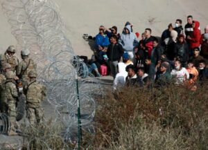 Corte bloquea una ley de Florida que castiga a quien transporte migrantes indocumentados