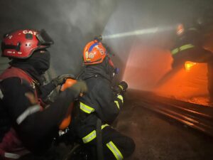 Bomberos de Caracas controlan un incendio en un mercado de La Hoyada