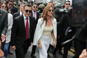 Noboa arropa a policías y militares, a los que llama «los verdaderos héroes del Ecuador»
