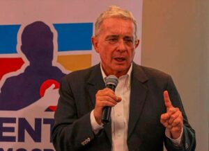 Fiscalía colombiana acusa formalmente al expresidente Álvaro Uribe por tres delitos