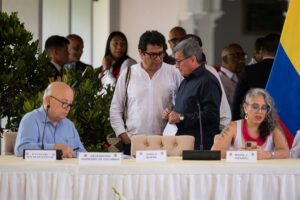 Gobierno colombiano y el ELN firman acuerdo para incluir a ciudadanos en proceso de paz