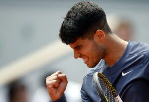 Alcaraz avasalla a Wolf en su debut en Roland Garros