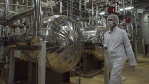 Irán acelera su producción de uranio altamente enriquecido, según el OIEA