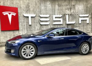 Acciones de Tesla caen tras la recomendación de votar en contra del pago a Elon Musk
