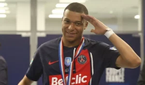 Deschamps se adaptará a lo que decida Mbappé, quien debe oficializar su pase a nuevo club
