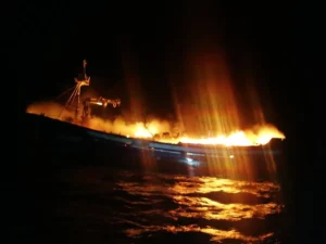 Tres fallecidos al incendiarse un barco pesquero en una zona costera de Ecuador